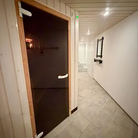 Elegant Design With Pool, Sauna, And Private Parking 락스