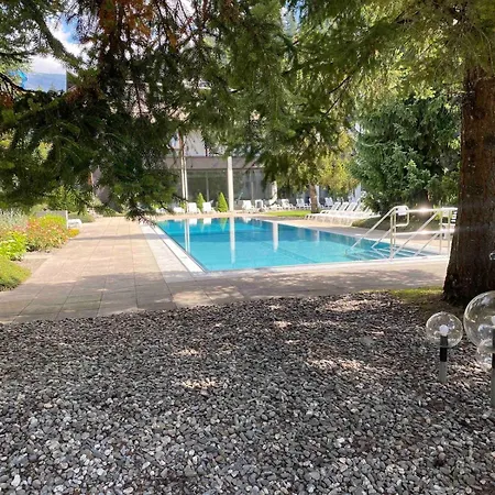 Elegant Design With Pool, Sauna, And Private Parking *