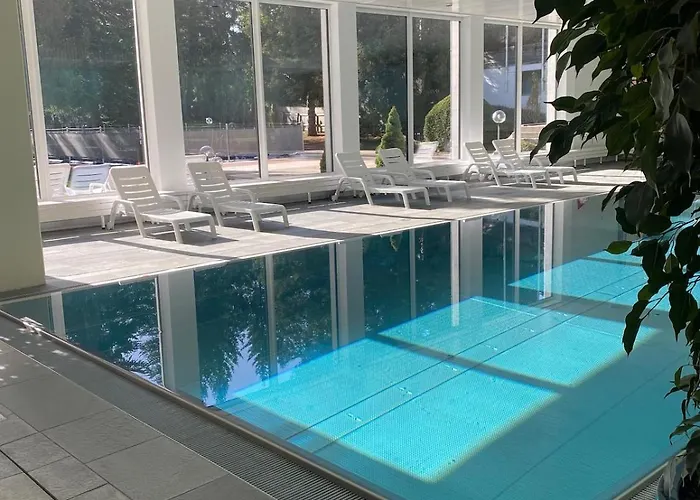 Elegant Design With Pool, Sauna, And Private Parking *