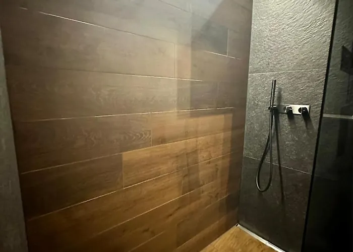 Elegant Design With Pool, Sauna, And Private Parking *