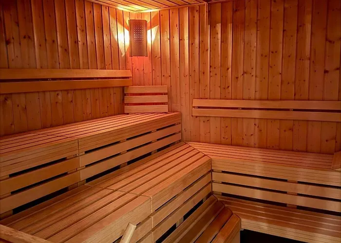 Elegant Design With Pool, Sauna, And Private Parking *